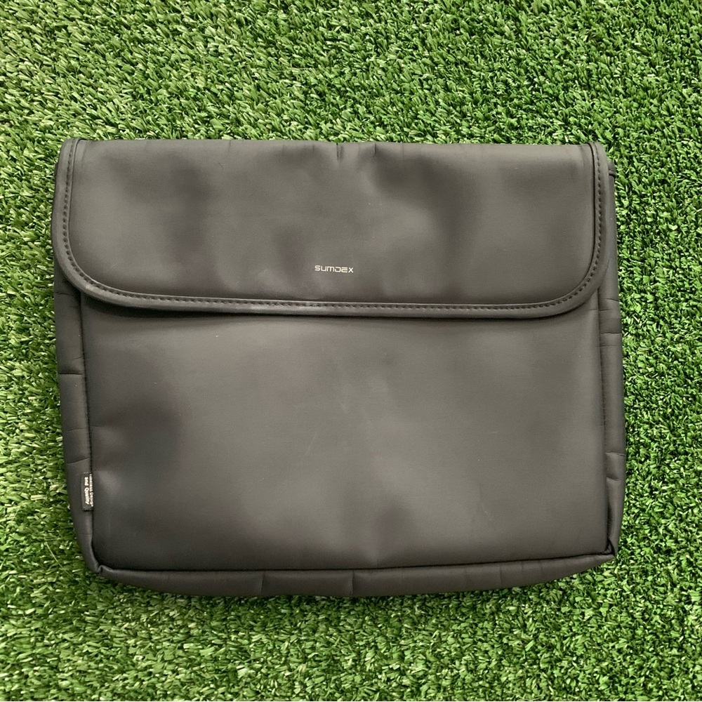 SUMDEX 13-inch Black MacBook Case with Two Back Pockets